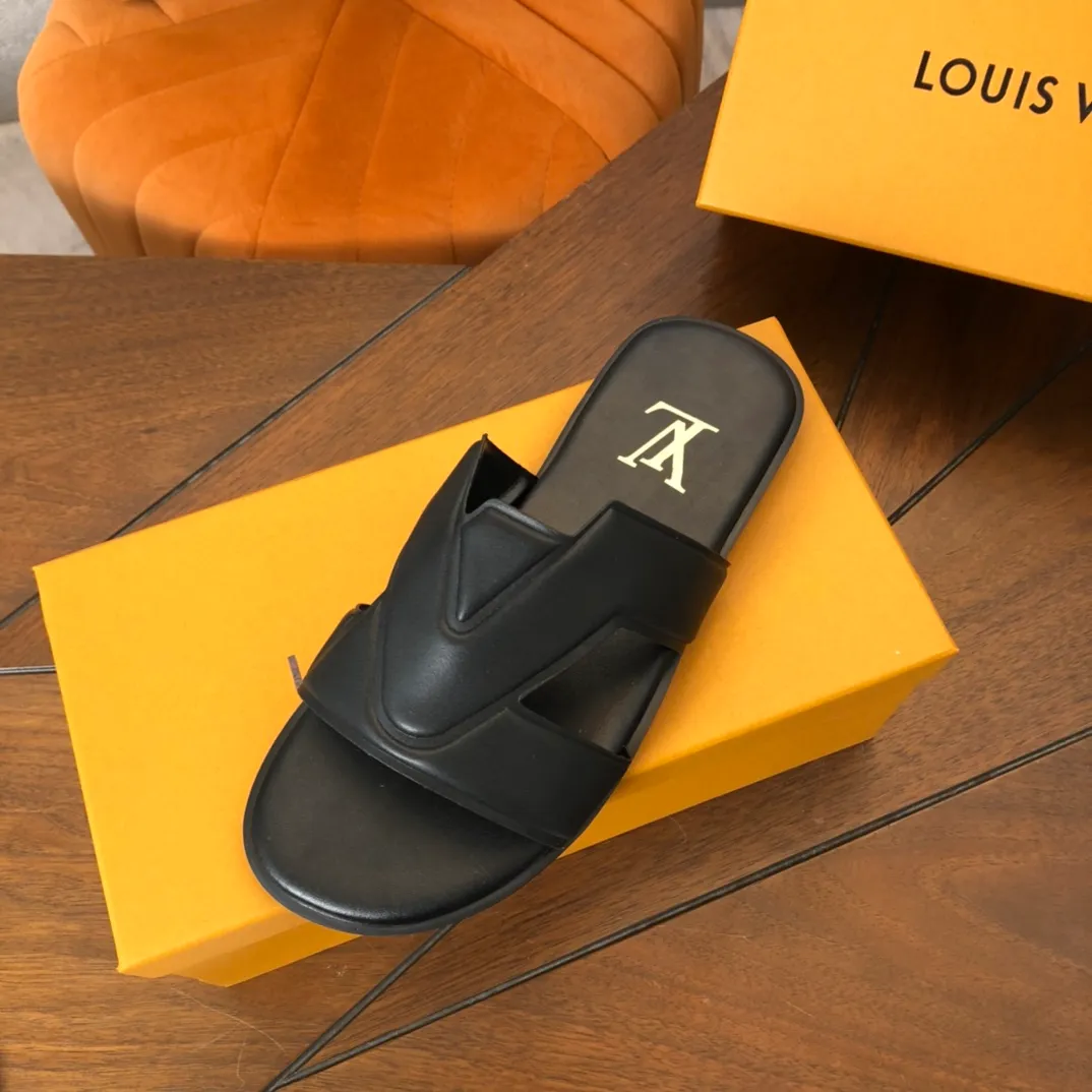 Factory price: 270💰LV counters are selling new brand luxury men's slippers, casual, loose and comfortable. The must-have model in the picture above [Happy][Happy], multiple colors available Size: 38-44, customized 45